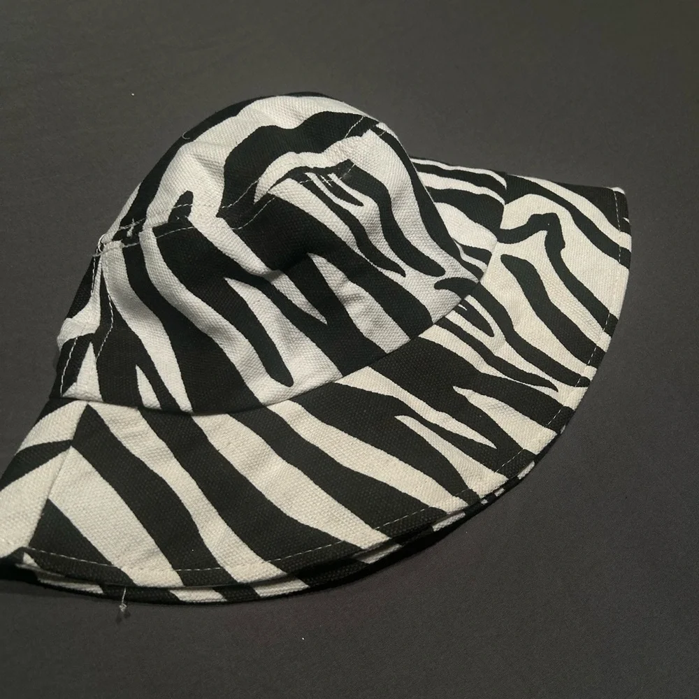 SHEIN Zebra Print Bucket Hat - Picture 2 of 4